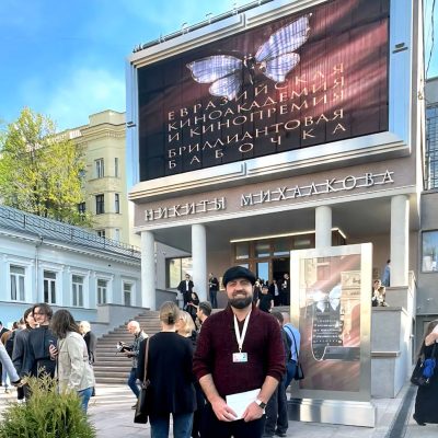 Emeer Hassanpour stands in front of a museum.